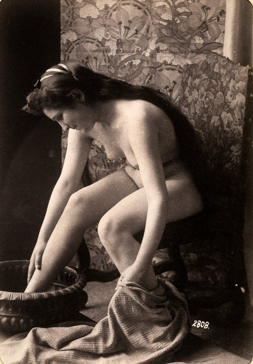 Retrato de una mujer desnuda lavándose los pies de Unknown photographer