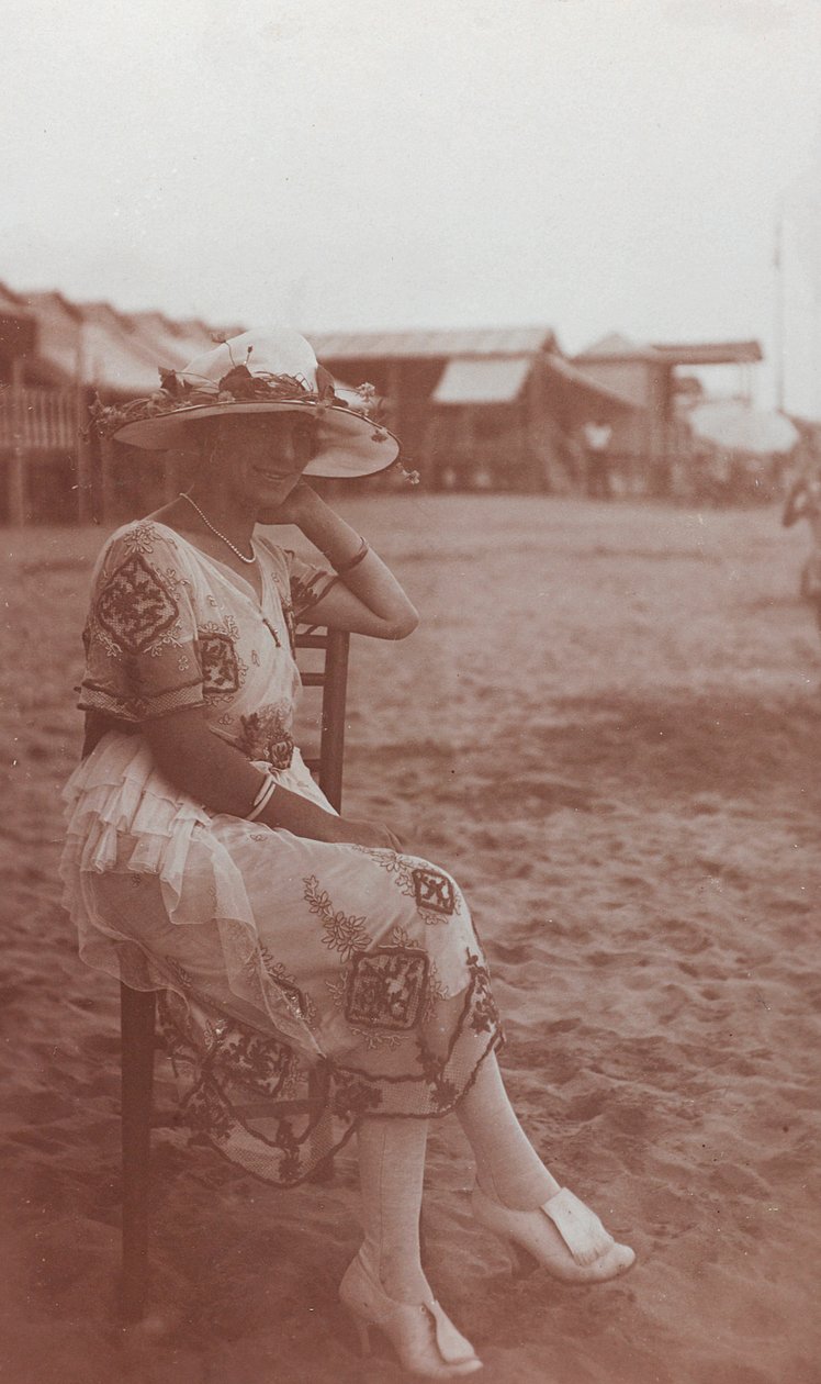 Retrato de mujer en la playa de Viareggio de Unknown photographer