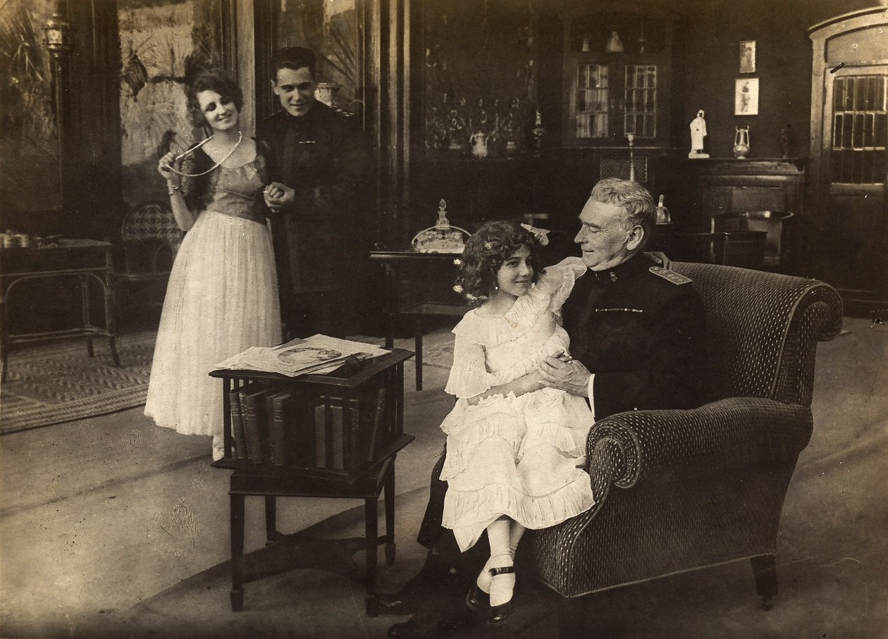 Retrato de la actriz Cecyl Tryan en el plató de la película de 1918 "Spirale della morte" de Unknown photographer