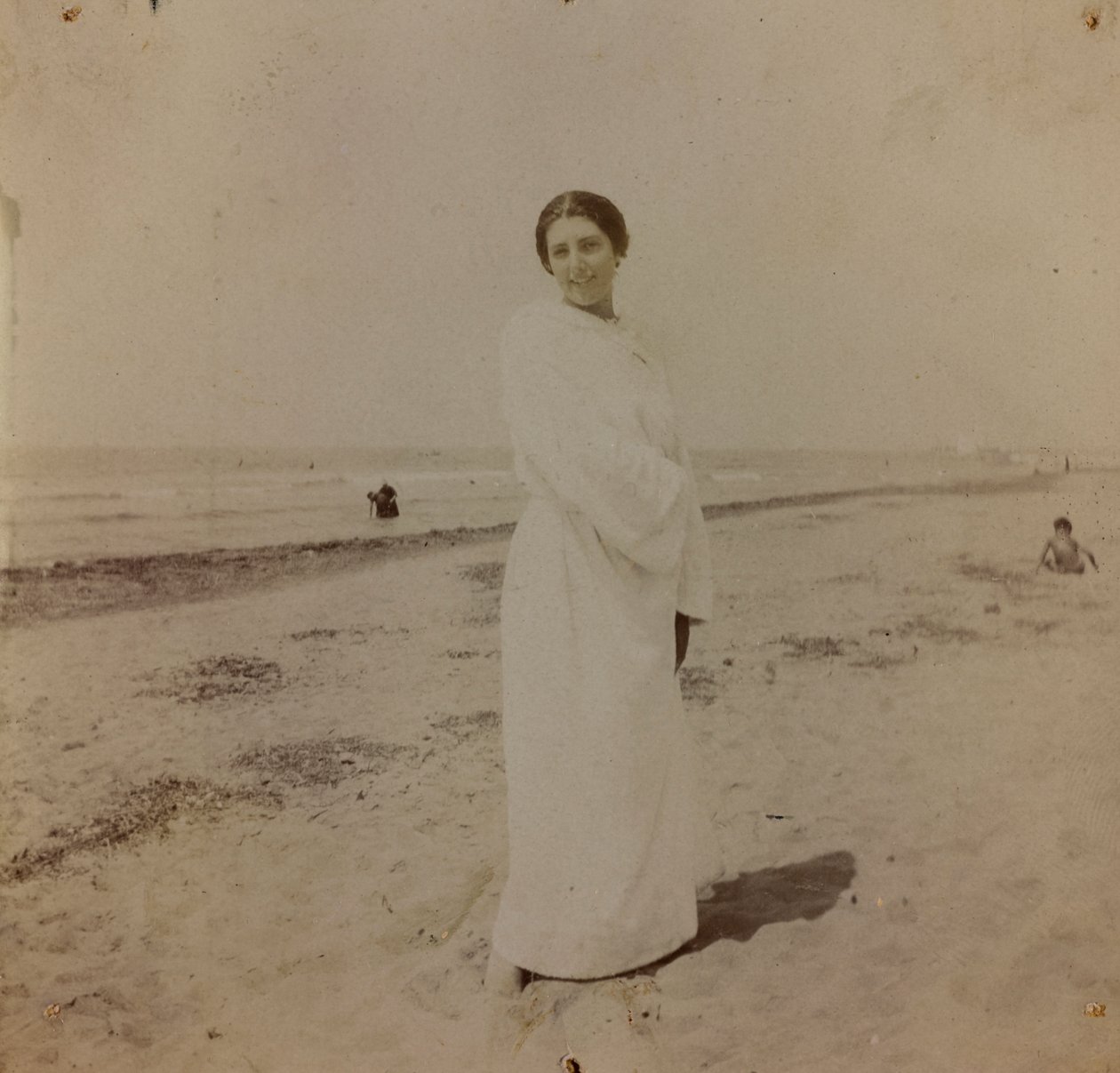 Retrato en la playa de Forte dei Marmi, Versilia, hacia 1910 (foto) de Unknown photographer