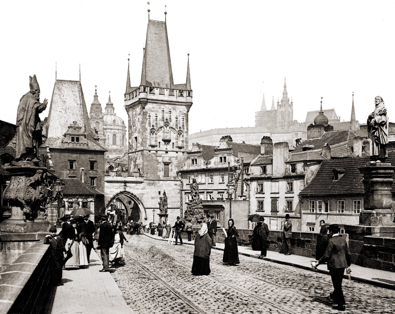 Praga. Puente de Carlos y la torre de la ciudad vieja. circa 1890 de Unknown photographer