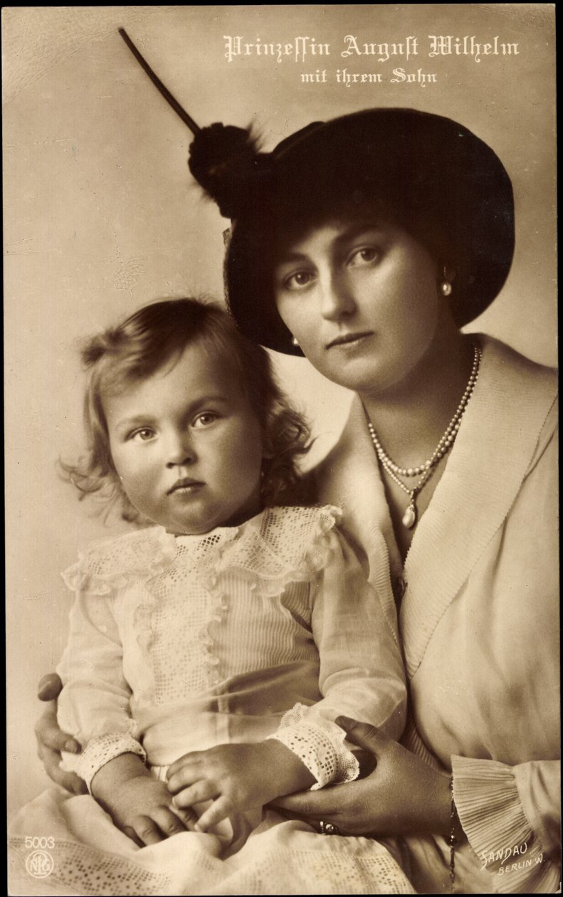 Princesa August Wilhelm con hijo, NPG 5003 de Unknown photographer