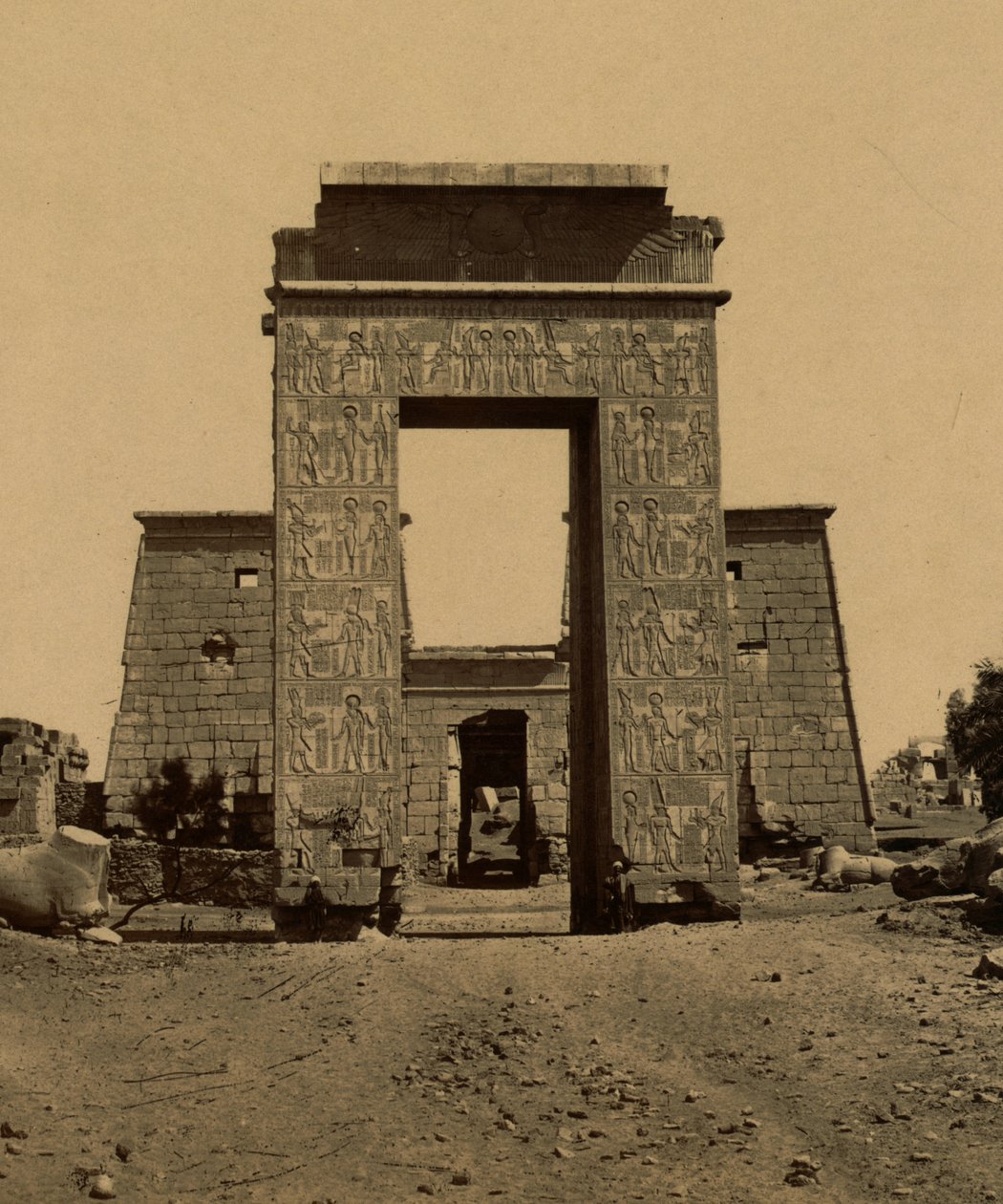 Propilón (arco triunfal) y pilón en el Valle de los Carneros, parte del Templo de Ramsés IV en Tebas. 1880 (foto) de Unknown photographer