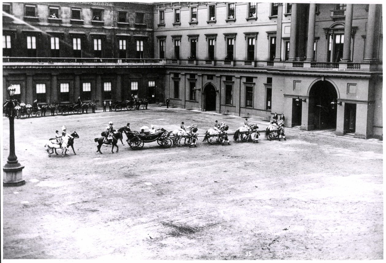 La Reina Victoria saliendo del Palacio de Buckingham, Jubileo de Diamante, 22 de junio de 1897 (foto en b/n) de Unknown photographer