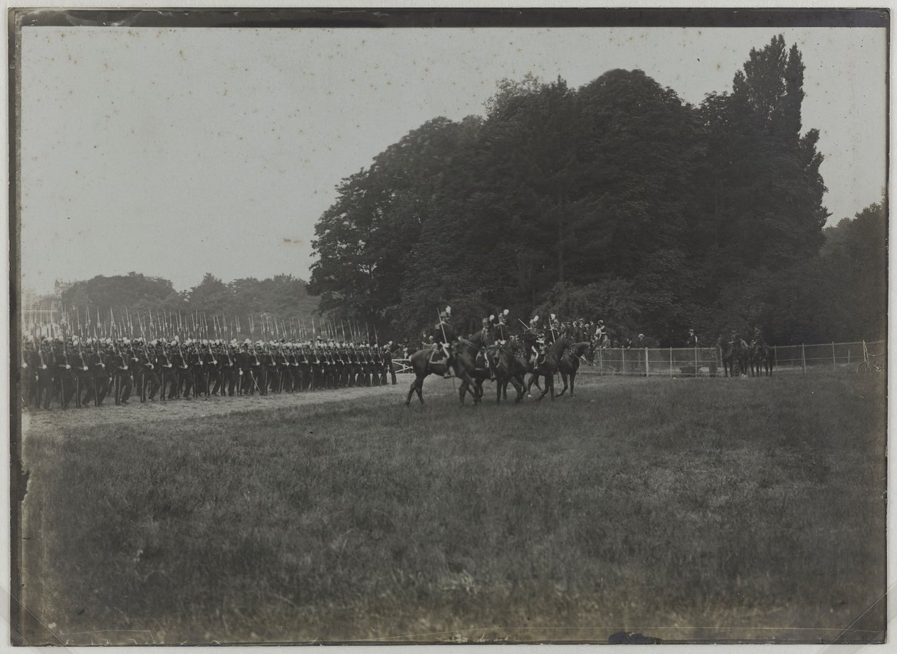 Revista del 14 de julio, desfile de la escuela Saint-Cyr, París, c.1900 (foto b/n) de Unknown photographer