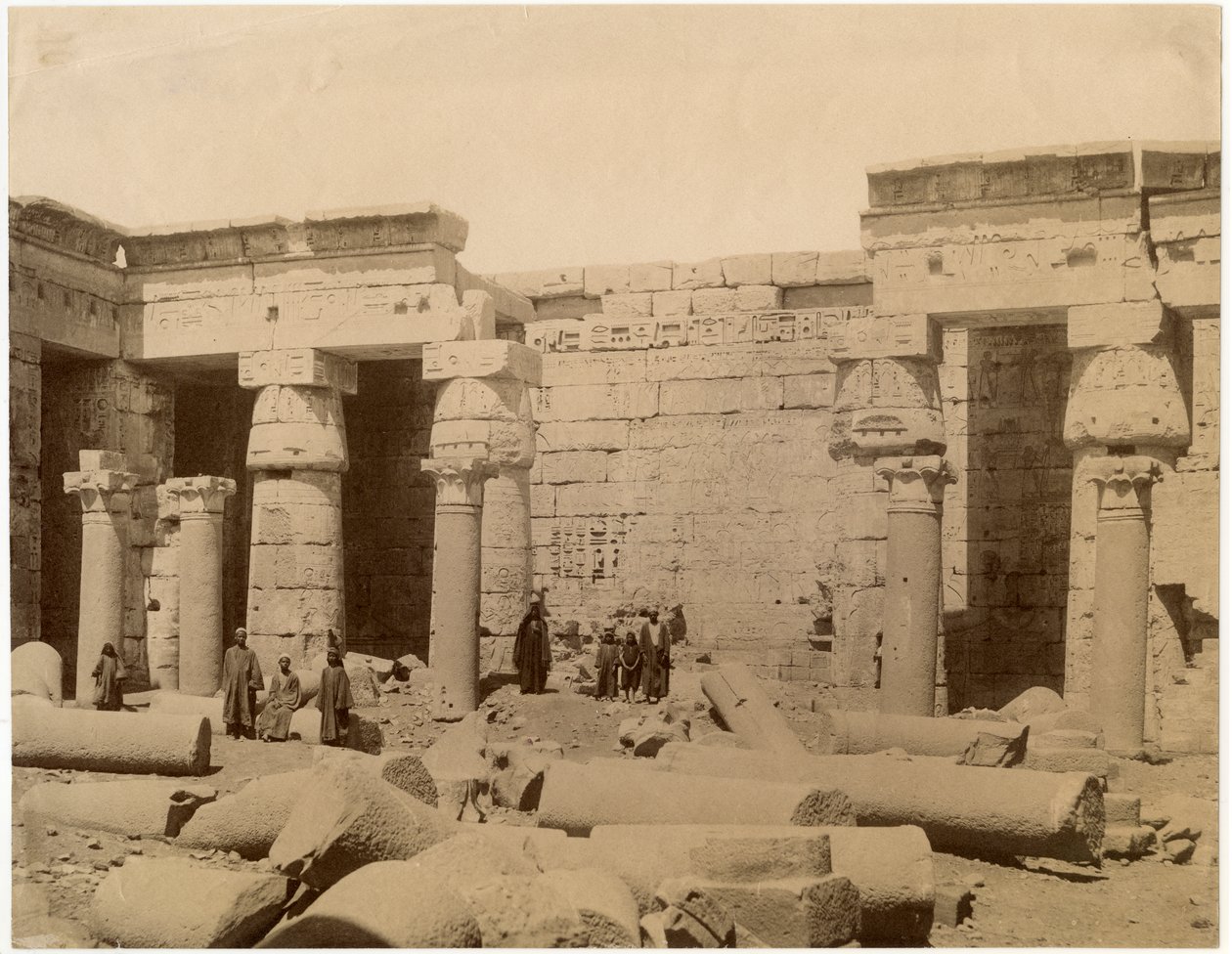 Segundo patio del Templo Mortuorio de Ramsés III, lado norte, Medinet Habu, Egipto, ca 1890 de Unknown photographer
