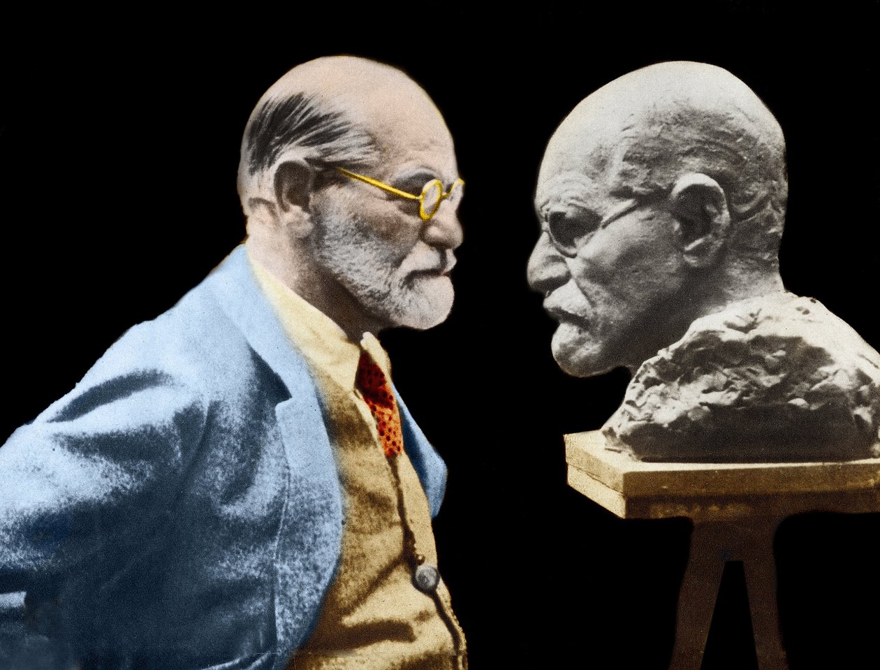 Sigmund Freud, inventor del psicoanálisis, ante su busto realizado por el escultor Onuma Nemon en 1931. de Unknown photographer