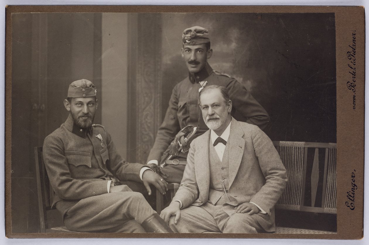 Sigmund Freud con sus hijos Ernst y Martin vestidos con uniforme militar, hacia 1916 (fotografía en blanco y negro). de Unknown photographer