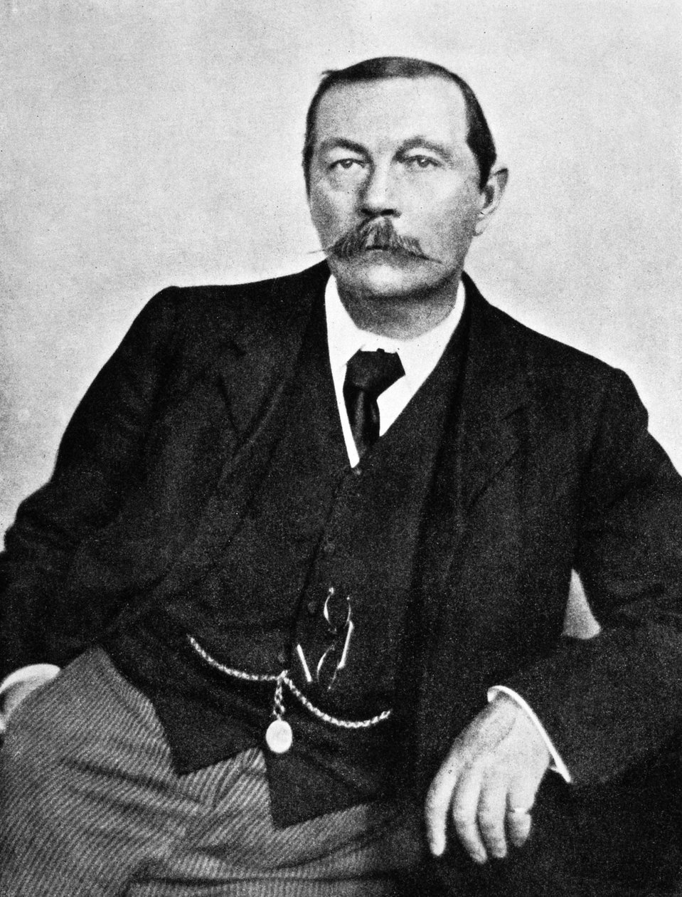 Sir Arthur Conan Doyle (1858-1930) Escritor escocés aquí hacia 1910 (foto en blanco y negro) de Unknown photographer