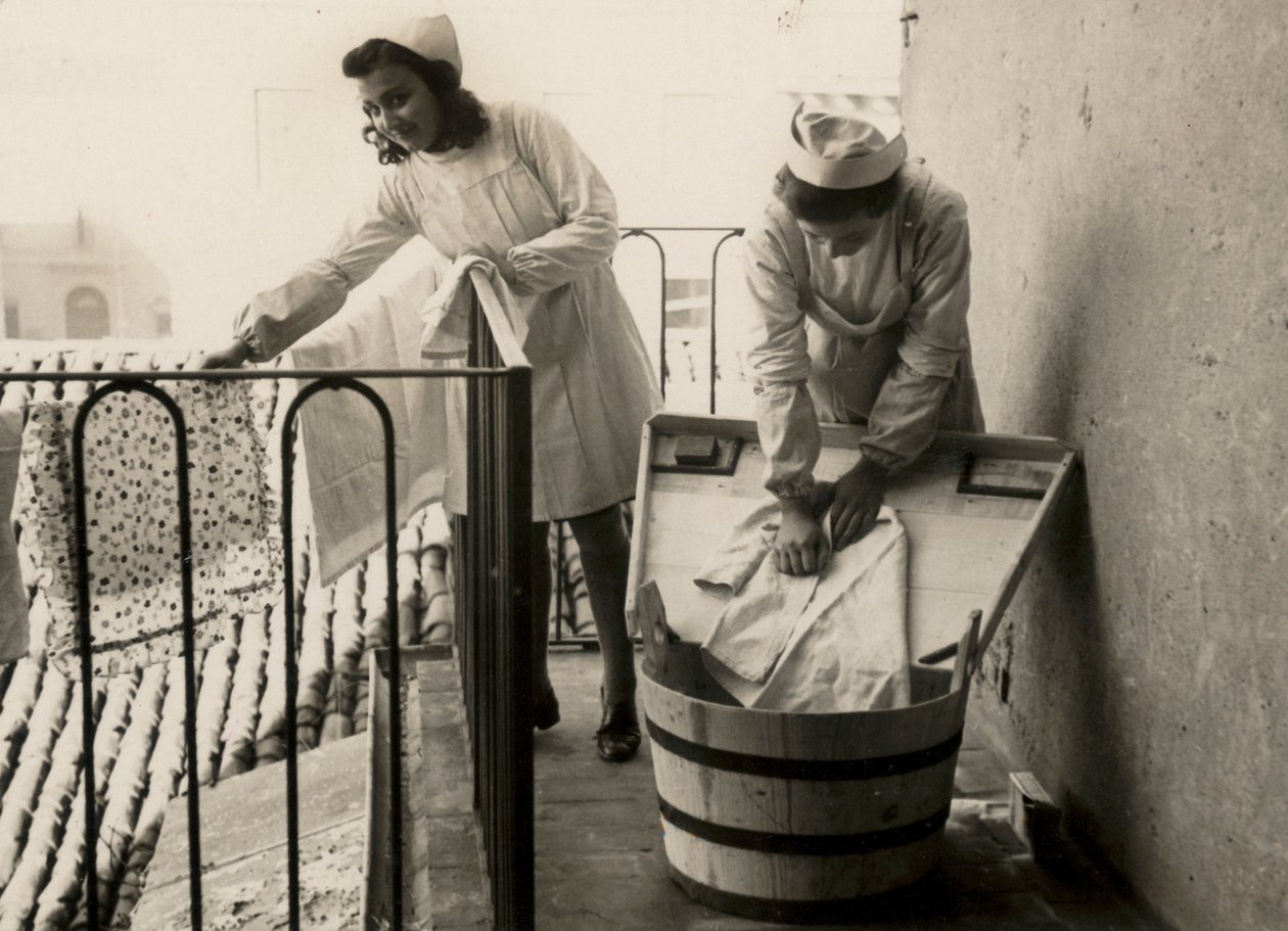 Algunas mujeres ocupadas en la práctica del lavado en la escuela femenina de formación profesional "Regina Elena" di Imola, hoy escuela media "Innocenzo da Imola" de Unknown photographer