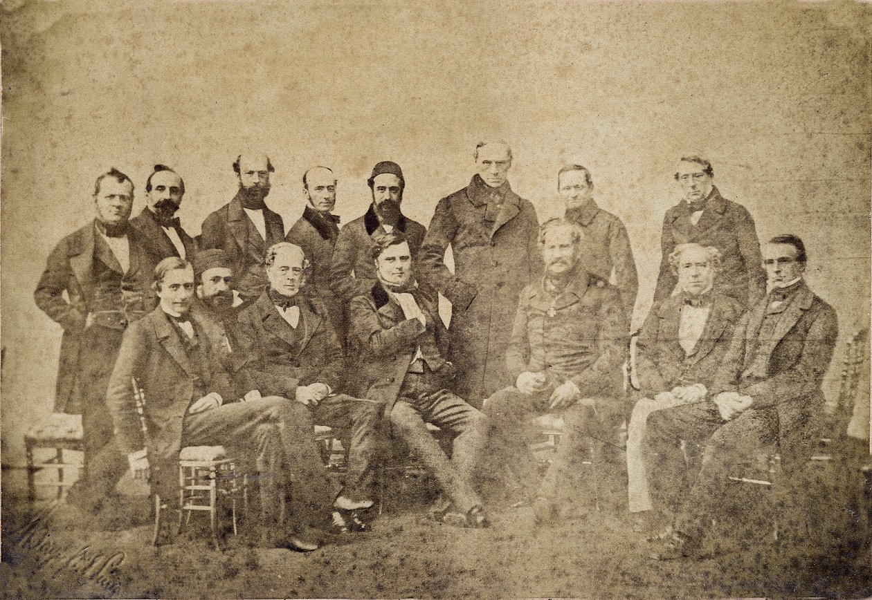 El Congreso de París fue una conferencia de paz celebrada en París, Francia, en 1856, entre representantes de las grandes potencias de Europa para hacer la paz después de la Guerra de Crimea de casi tres años (1853-1856): legados representando poderes indi de Unknown photographer
