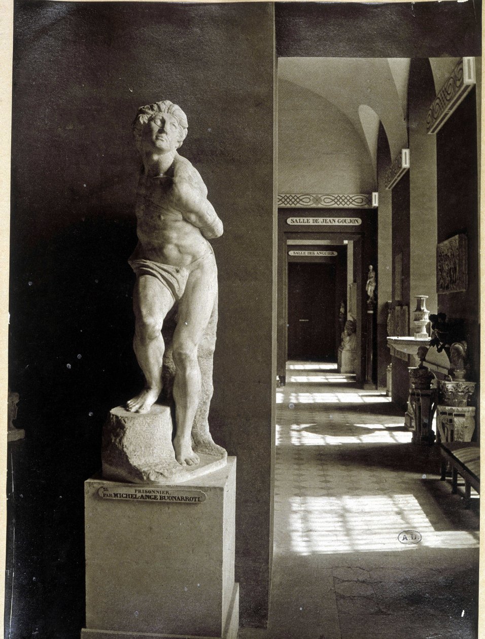 El Louvre y “El Prisionero” de Miguel Ángel de Unknown photographer