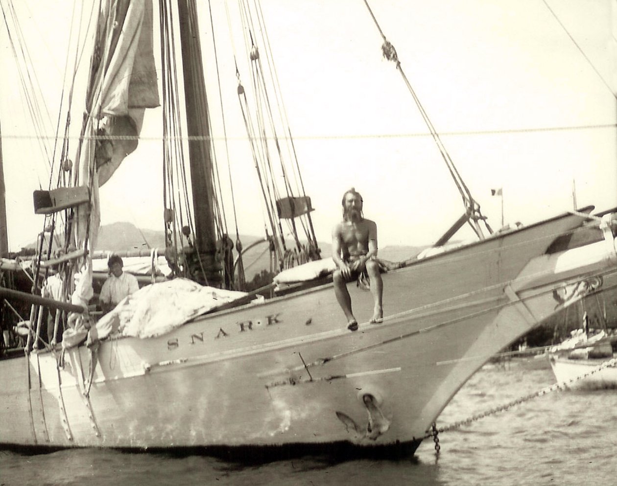 El "Nature Man" a bordo del "Snark" en los Mares del Sur (foto en blanco y negro) de Unknown photographer