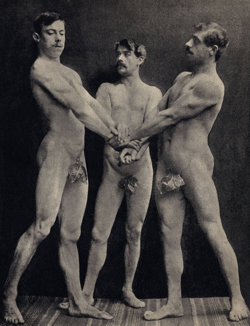 El Juramento de los Horacios, posan tres hombres desnudos tomando juramento. Fotografía, finales del siglo XIX, París. Colección Selva de Unknown photographer