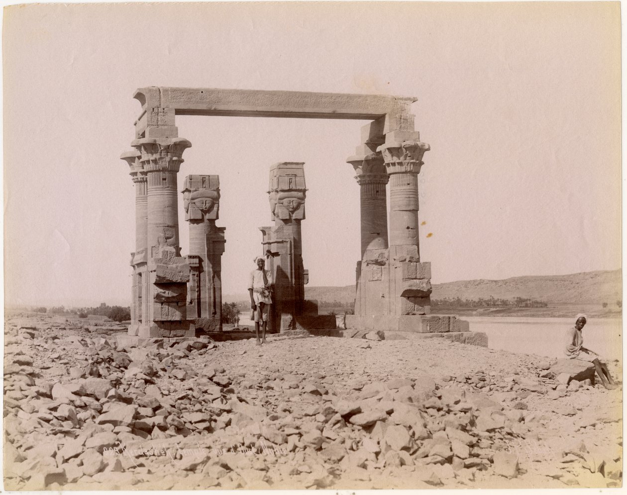 El quiosco romano de Qertassi (hoy en Nueva Kalabsha), visto desde el este, Egipto de Unknown photographer
