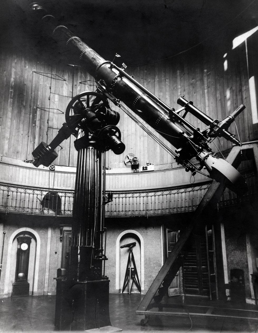 El telescopio Schmidt por Giovanni Virginio Schiaparelli (1835-1910) astrofísico en Brera (Milán). Observó configuraciones rectilíneas en el planeta Marte, llamándolas los canales marcianos (canali). de Unknown photographer