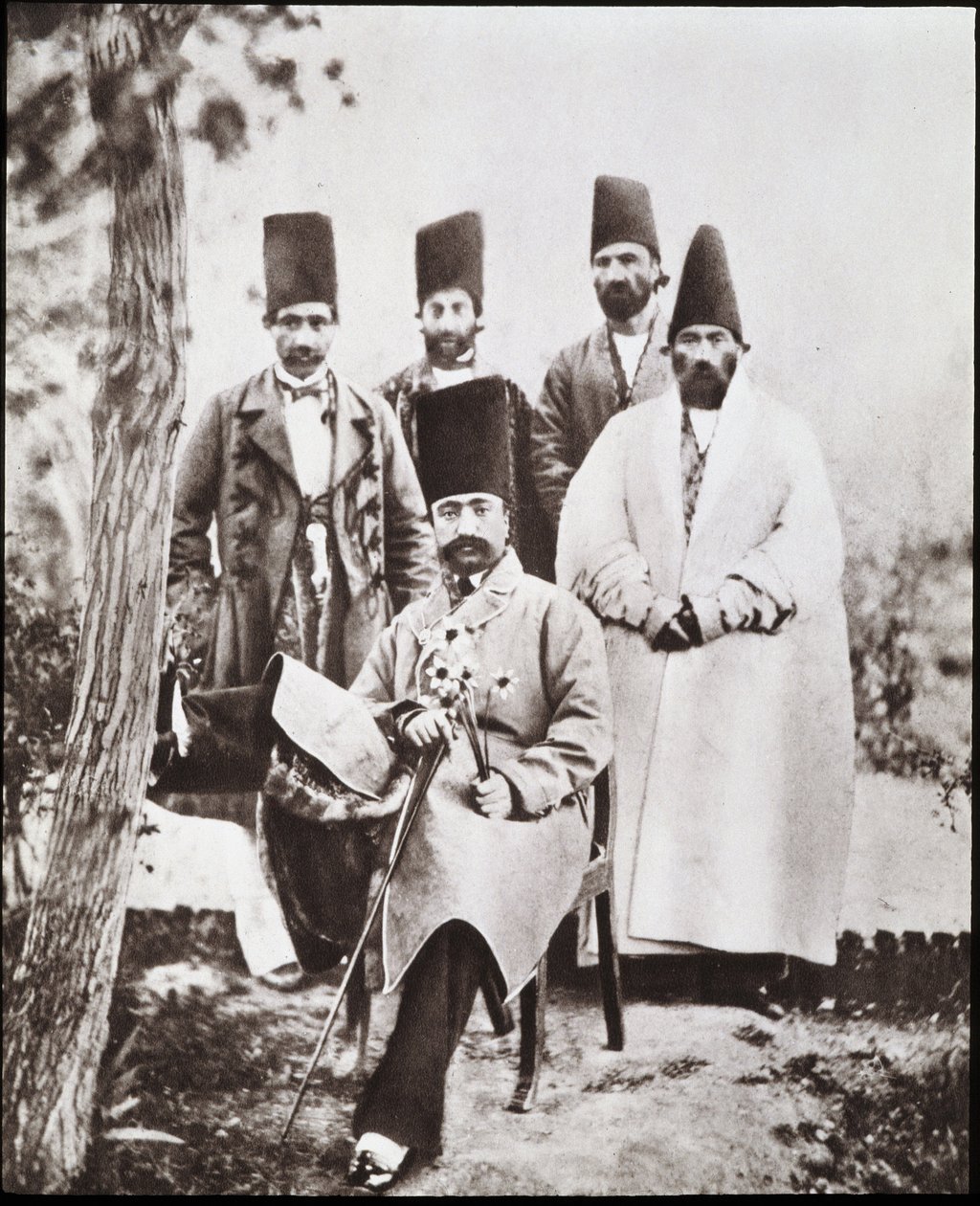 El Shah de Persia Nasser-ed-Din y sus chambelanes de Unknown photographer