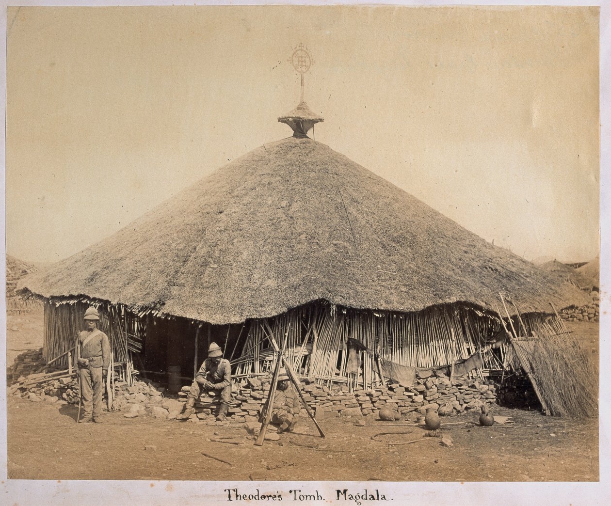 La Tumba de Theodore, Magdala, Abisinia de Unknown photographer