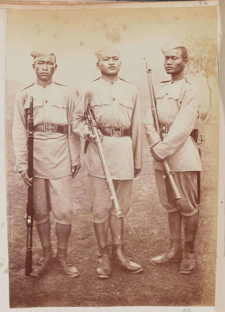 Tres soldados del Regimiento de Fusileros Gurkha 4º de Unknown photographer