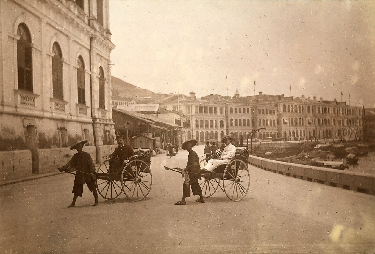 Dos hombres transportados en rickshaw en Hong Kong. de Unknown photographer