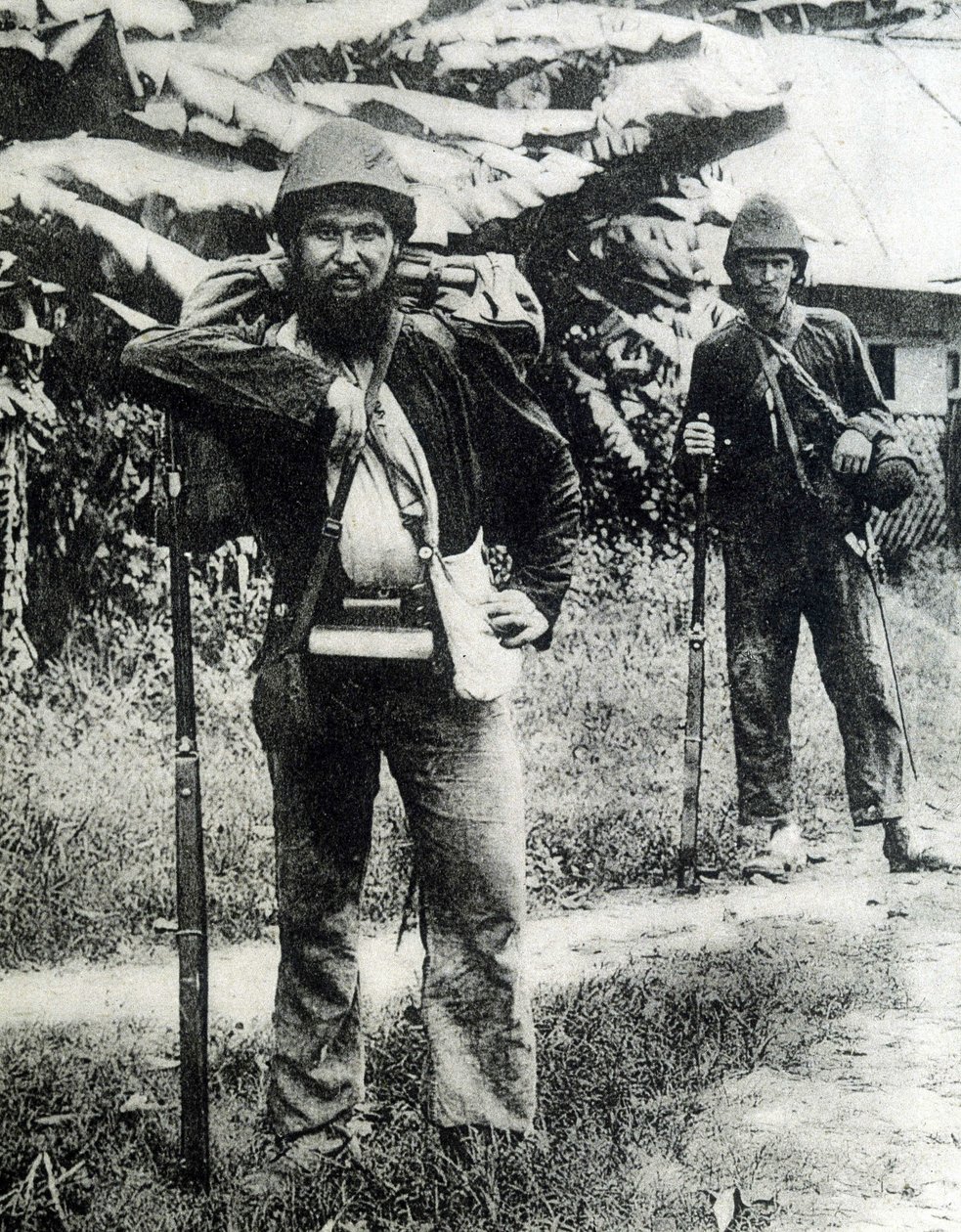 Dos soldados del campo de Tonkín en 1883 de Unknown photographer