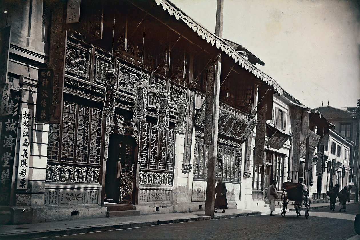 Vista de edificios a lo largo de una carretera en China de Unknown photographer