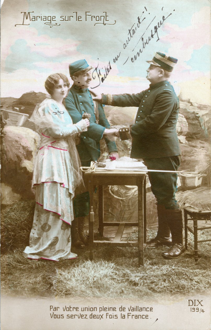 Tarjeta postal de la Primera Guerra Mundial, Matrimonio en el anverso de un soldado (poilu) y una joven, auxiliar militar, por un oficial calificado de emboscado. (foto) de Unknown photographer