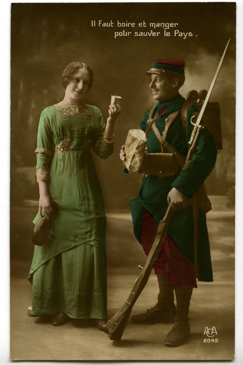 Guerra 1914 - 1918 (14-18): tarjeta postal de época que muestra a un soldado francés con uniforme azul (horizonte azul) tomando el pan y el vino que le trae una joven: beber y comer para salvar al país - comida -. de Unknown photographer