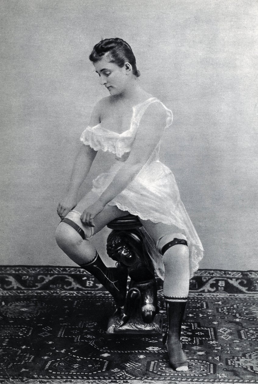 Mujer en lencería alrededor de 1885 Fotografía anónima de Unknown photographer