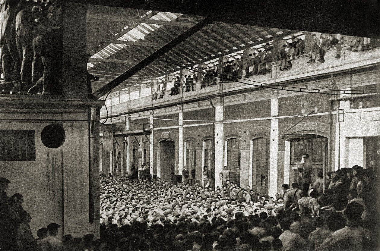 Trabajadores reunidos en una fábrica de Turín durante el Biennio Rosso de 1920, Historia del Movimiento Obrero (foto en b/n) de Unknown photographer