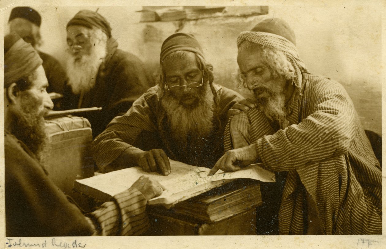 Judíos yemeníes estudiando textos sagrados, Jerusalén, hacia 1900 (fotografía en blanco y negro) de Unknown photographer