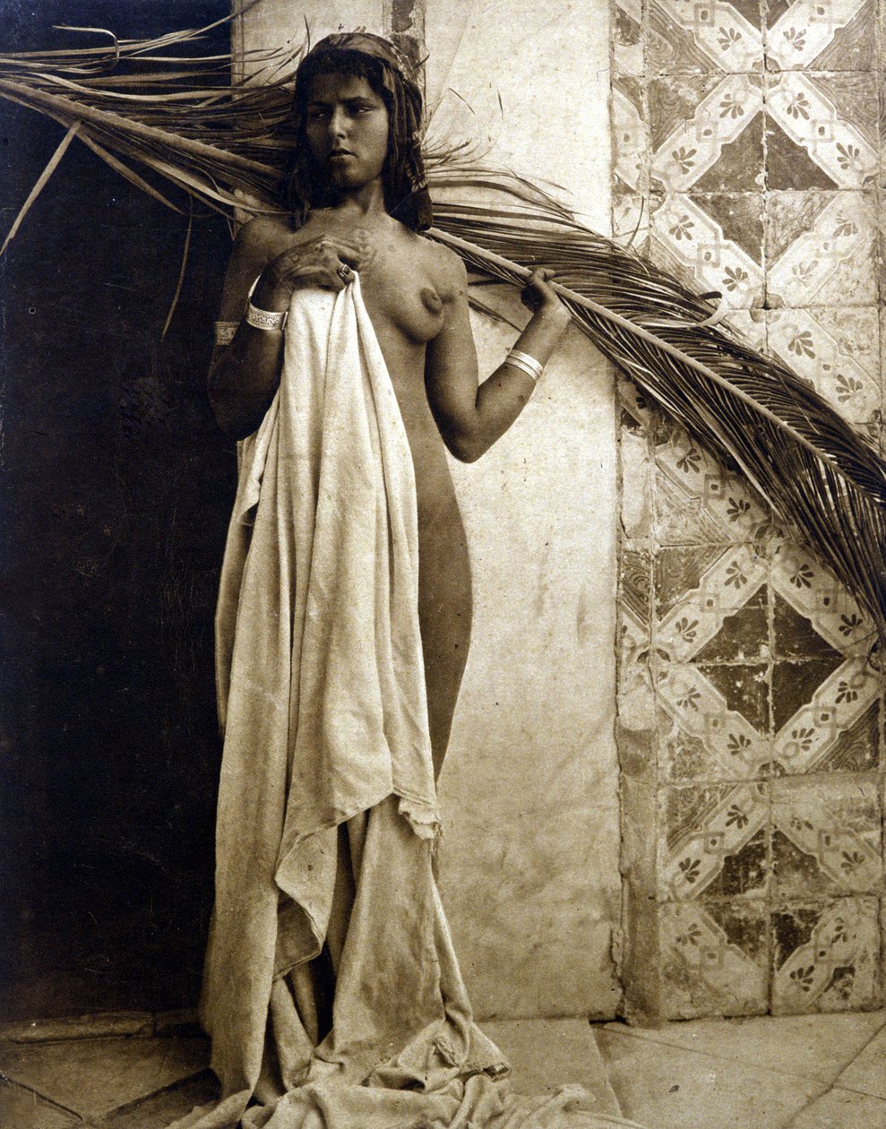 Joven mujer bereber posando desnuda. Fotografía alrededor de 1890 de Unknown photographer