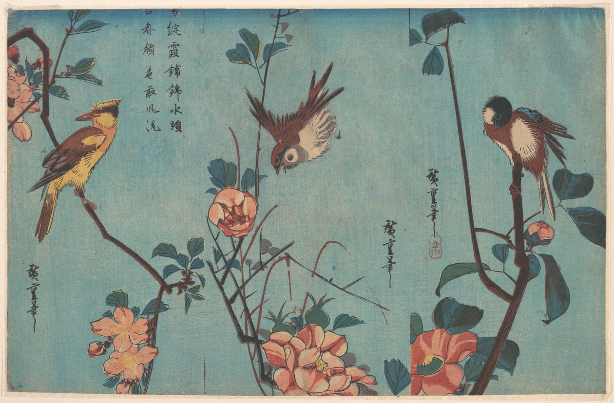 El herrerillo y las camelias (a la derecha), el gorrión y las rosas silvestres (en el centro), y el oropéndola de nuca negra y las flores de cerezo (a la izquierda) de Utagawa Hiroshige