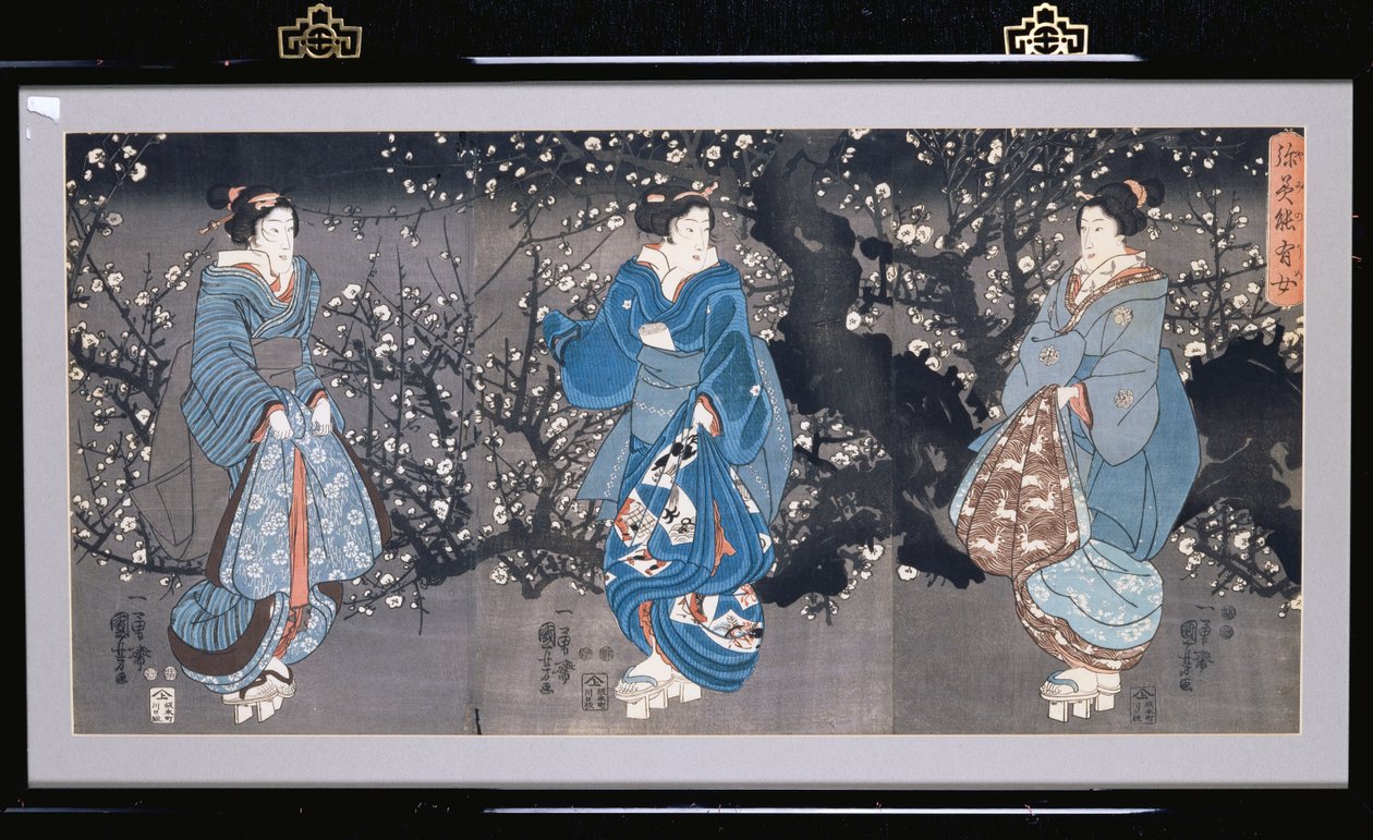 Un tríptico oban que representa una escena nocturna con tres Bijin de Utagawa Kuniyoshi