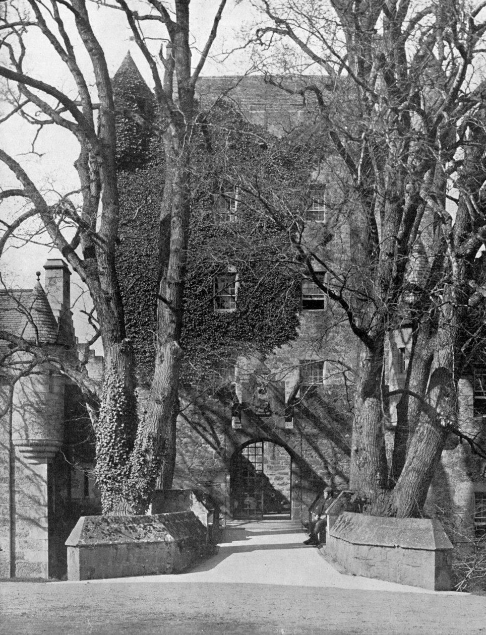 Puente levadizo, Castillo de Cawdor, Escocia, 1924-1926 de Valentine and Sons Ltd
