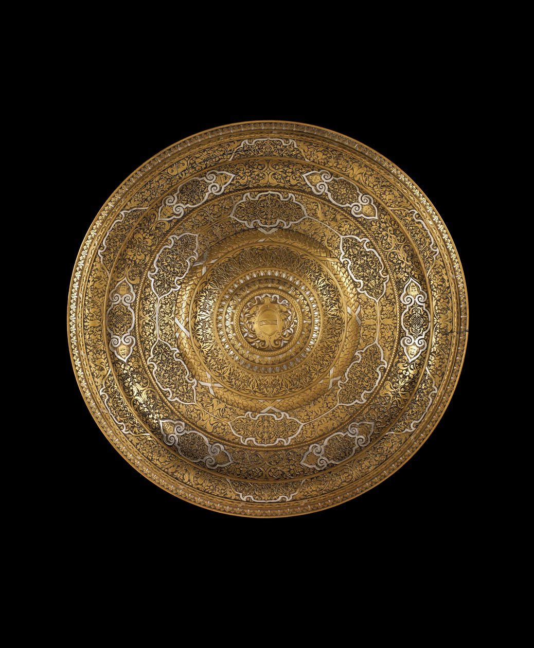 Plato de bronce alto en estaño grabado con incrustaciones de plata, en el centro un escudo de armas, 1530-c.1550 de Venetian School