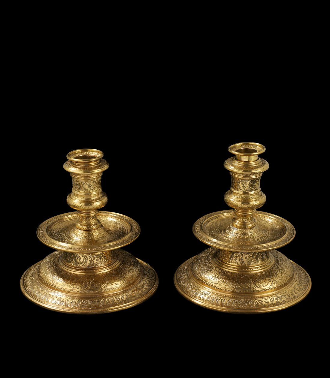 Par de candelabros de latón grabado, con reestructuración posterior, dorado y adición de casquillos removibles y bases de madera, 1500-25 de Venetian School