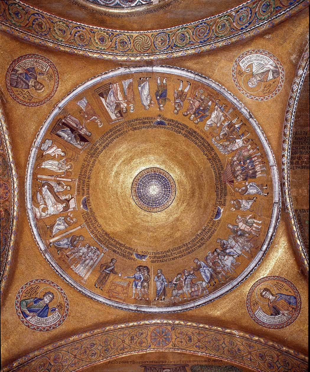 Vista de la cúpula con mosaicos sobre un fondo dorado (estilo románico y bizantino) que ilustra la vida de Abraham. En los colgantes, los profetas Daniel, Jeremías, Isaías y Ezequiel. 1240-1250. Basílica de San Marcos, Venecia de Veneto Byzantine School
