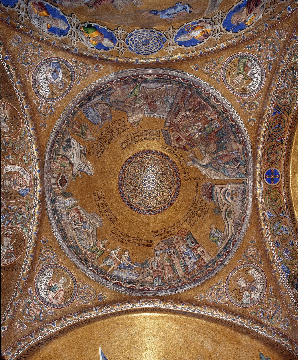 Vista de la cúpula con mosaicos sobre un fondo dorado (estilo románico y bizantino) que ilustra la vida de Moisés. En los colgantes, los cuatro profetas Salomón, David, Zacarías, Malaquías. Principios del siglo XIII. Basílica de San Marcos de Veneto Byzantine School
