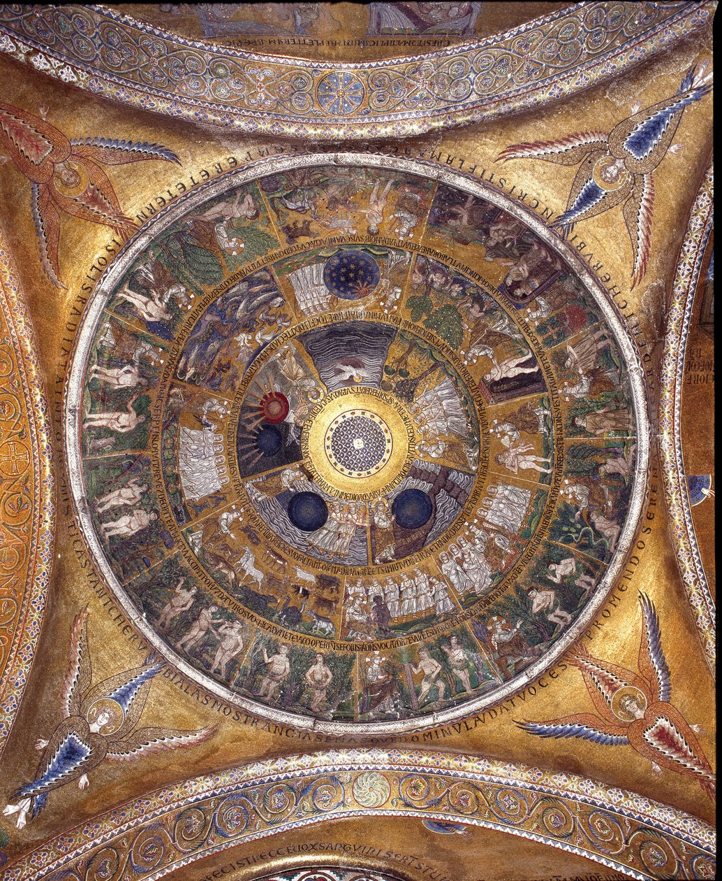 Vista de la cúpula con mosaicos sobre fondo dorado de Veneto Byzantine School