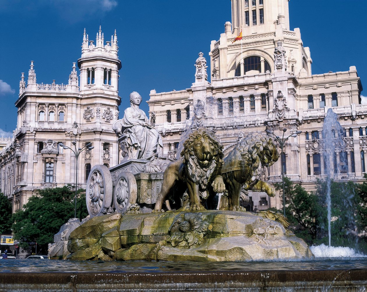 Fuente de Cibeles representando a la diosa Cibeles en un carro tirado por dos leones, construida en 1782 por Ventura Rodríguez, vista del Palacio de Comunicaciones, Plaza de Cibeles, Madrid de Ventura Rodríguez