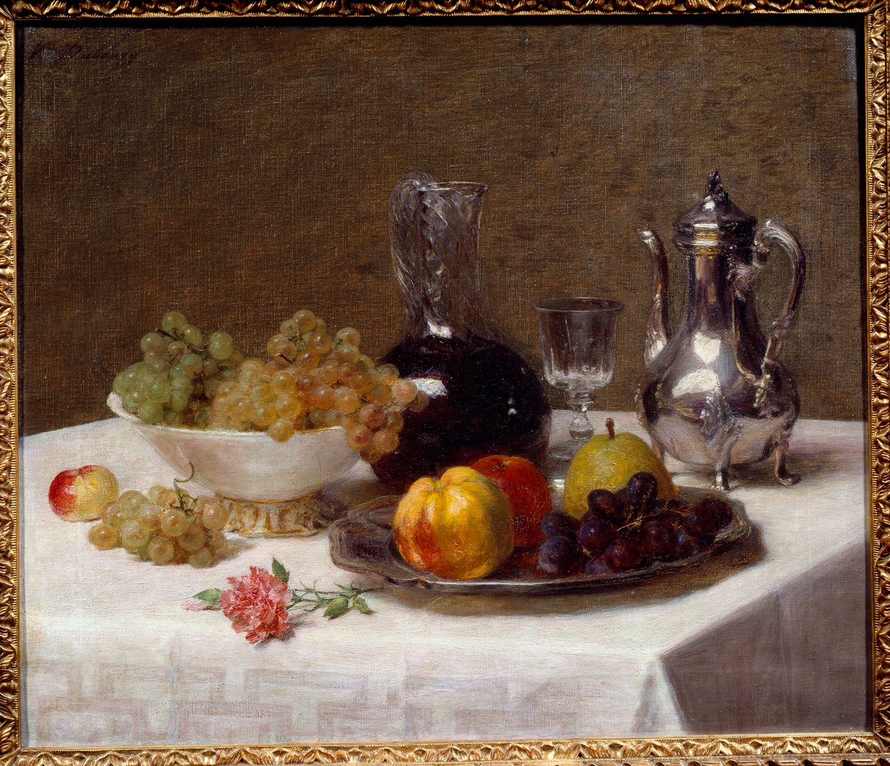 Esquina de mesa Bodegón de frutas (uvas, membrillo y pera), platería y jarra de vino de Victoria Dubourg