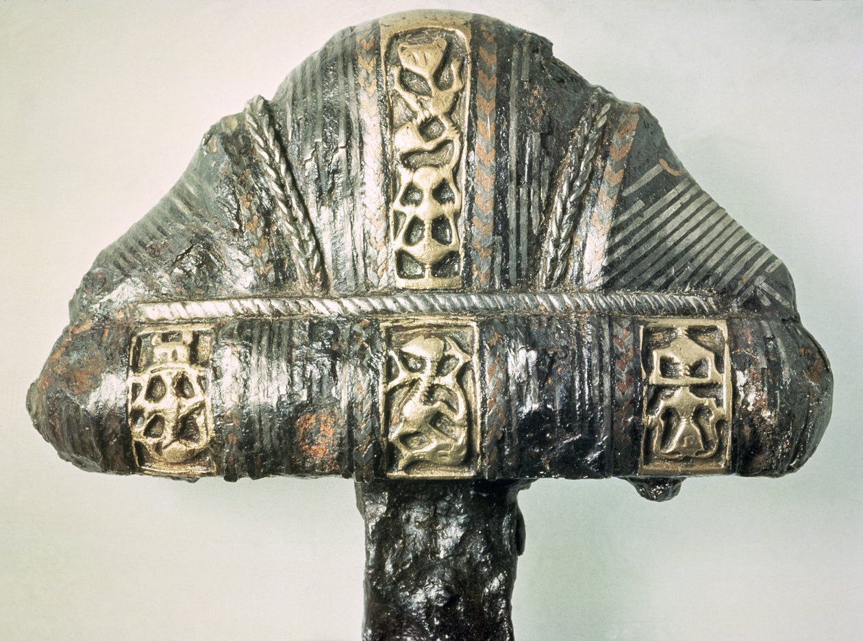 Detalle de la empuñadura de una espada con decoración estampada (latón y hierro) de Viking