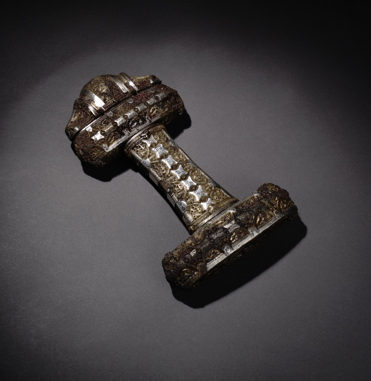Empuñadura de espada, de Eigg, Escocia (bronce, plata, dorado y nielado) de Viking