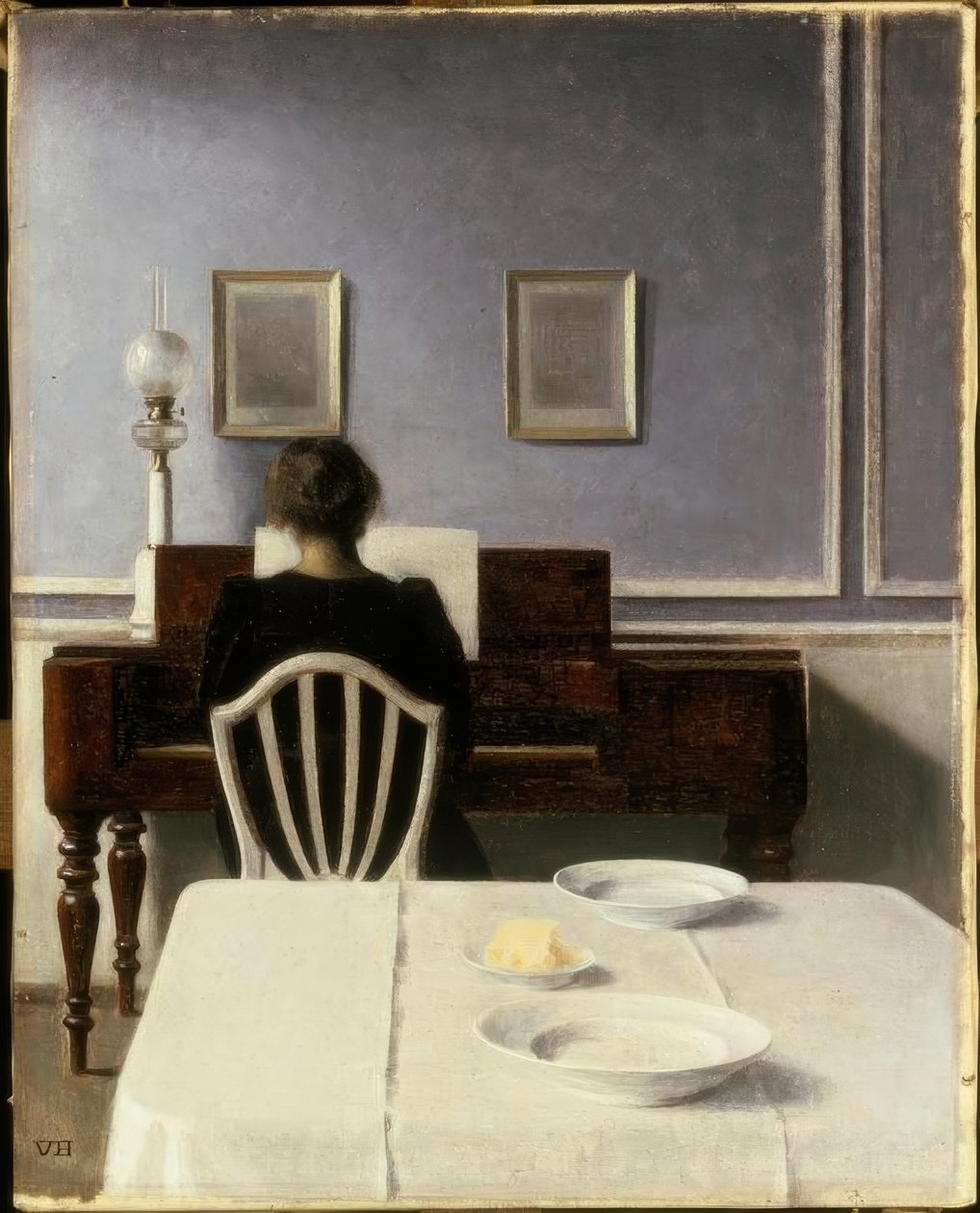 Interior con joven mujer al piano de Vilhelm Hammershoi