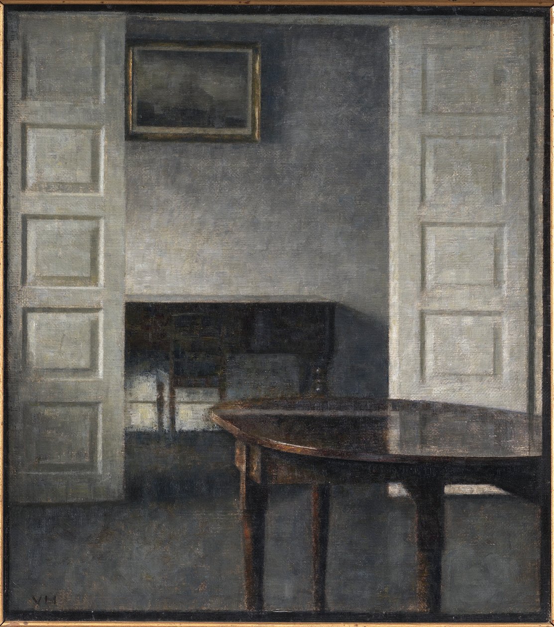Habitación. Las puertas dobles están abiertas hacia una habitación situada detrás con un piano cerrado de Vilhelm Hammershøi
