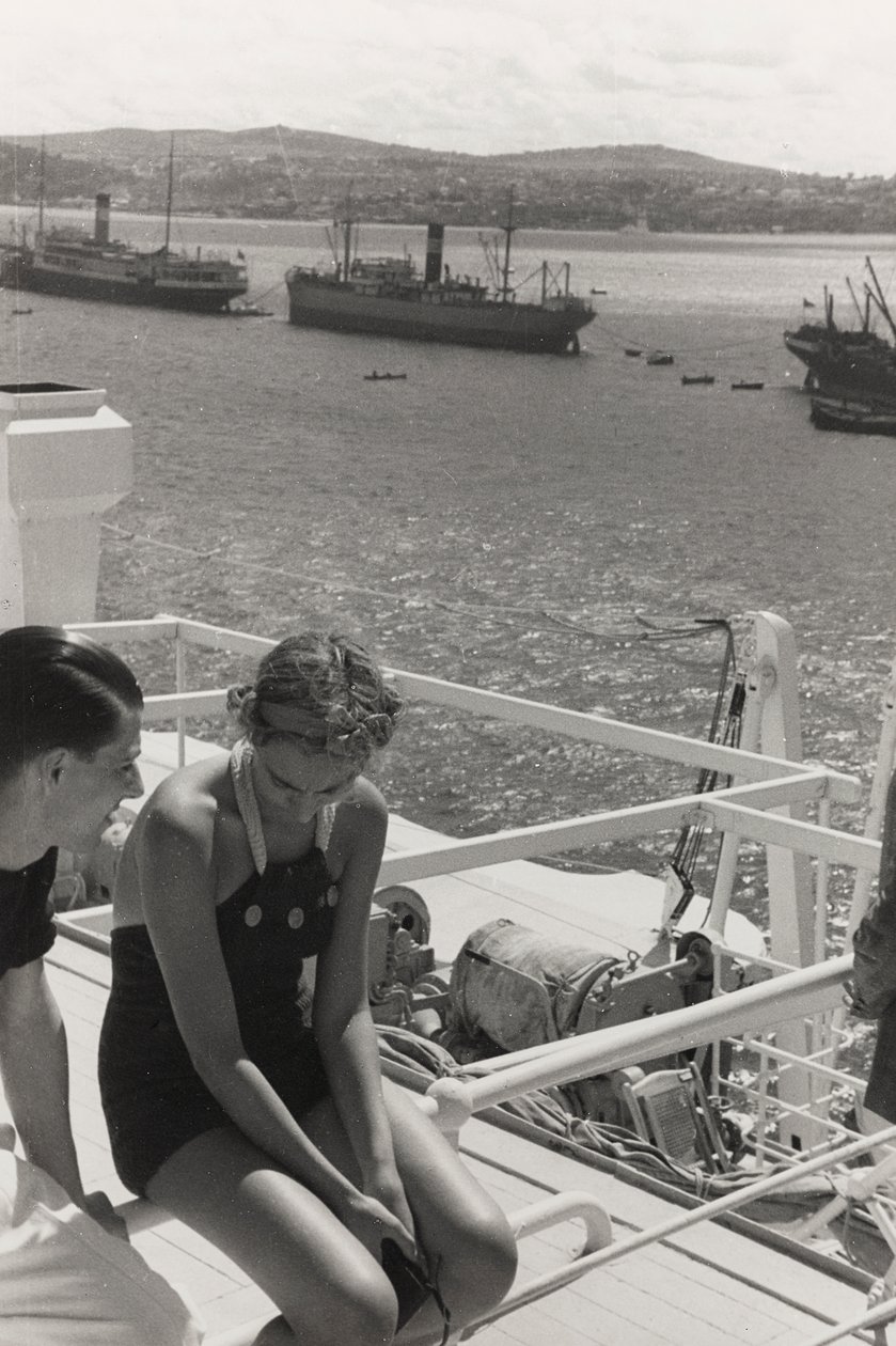 Una pareja a bordo del crucero "Oceania", del álbum "At the Edge of Oceania 28th July to 10th August 1935". de Vincenzo Balocchi