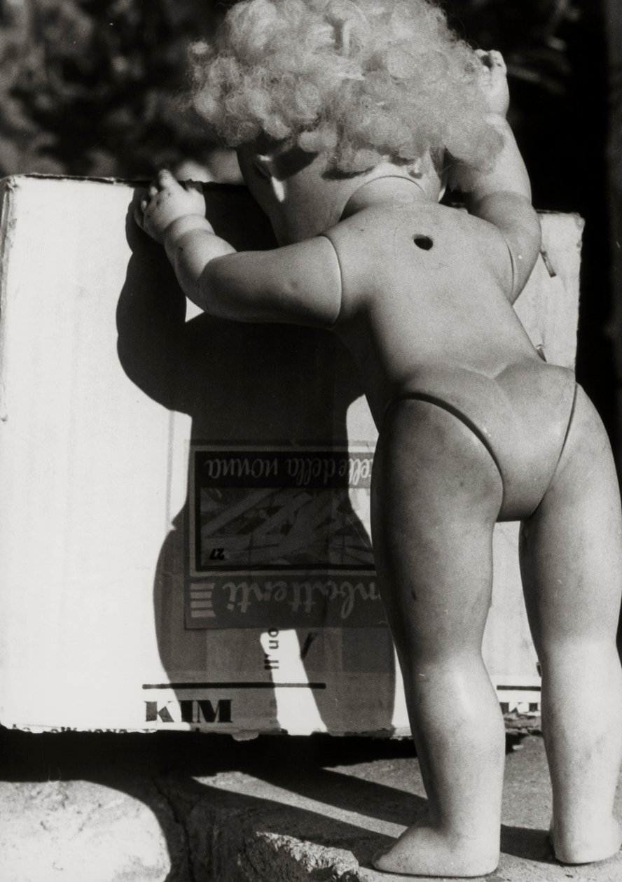 Muñeca abandonada junto a una caja de Vincenzo Balocchi