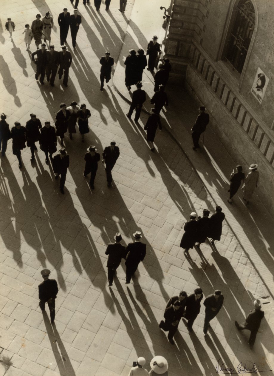 Vista aérea de una calle abarrotada, c.1938 (foto b/n) de Vincenzo Balocchi
