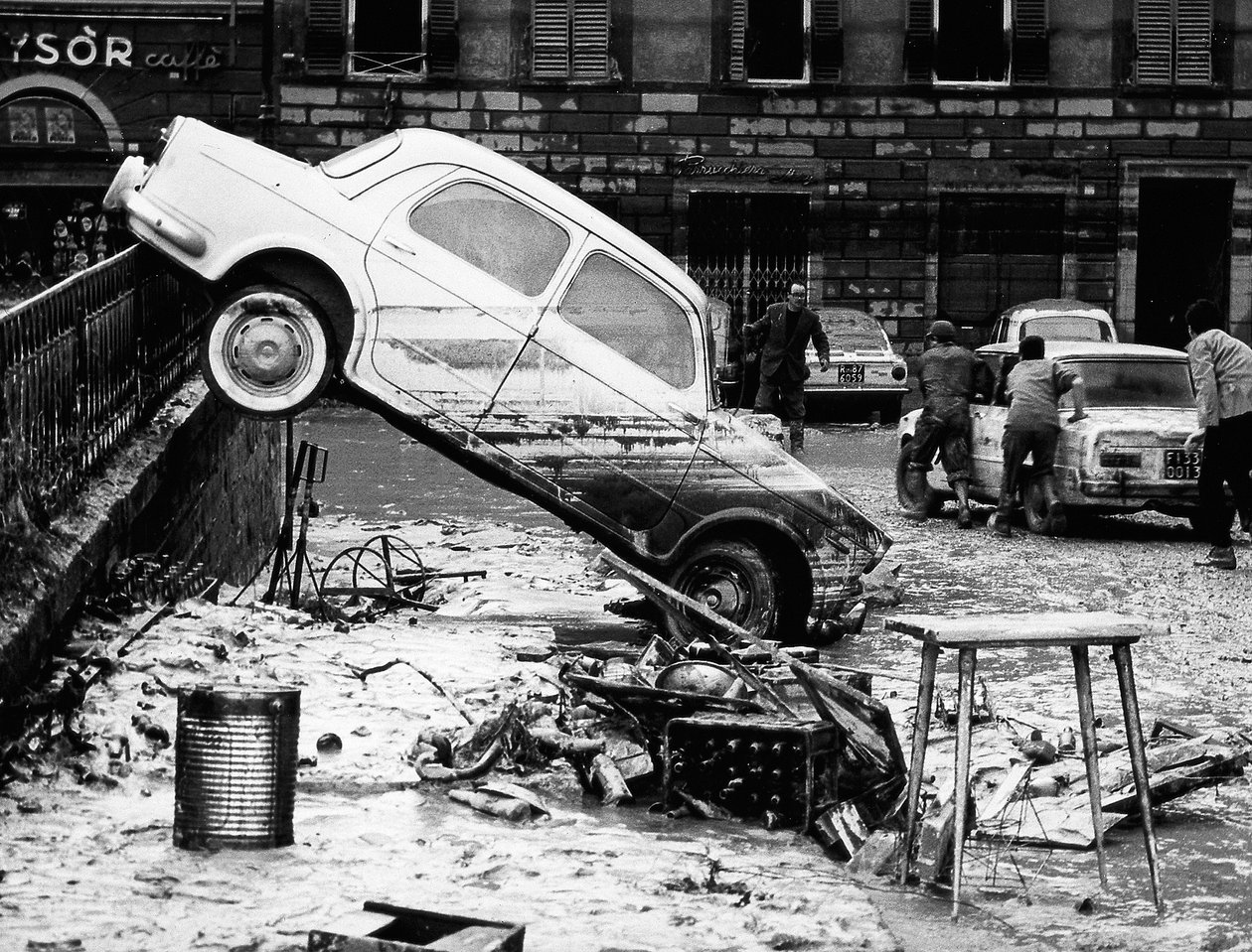 Un automóvil arrojado por encima de una balaustrada en la Via dei Renai durante la inundación de Florencia, noviembre de 1966 (foto b/n) de Vincenzo Balocchi